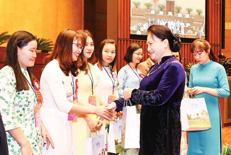 Chủ tịch Quốc hội Nguyễn Thị Kim Ngân

gặp mặt các nhà giáo, cán bộ quản lý

giáo dục tiêu biểu