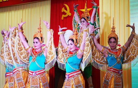 សិល្បៈ​ល្ខោន​យូរ​កេរ​ ១០០ ឆ្នាំ​កកើត​និង​អភិវឌ្ឍន៍
