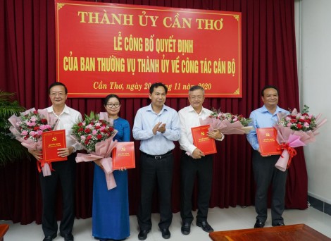 Trao quyết định nghỉ hưu và điều động, phân công các ủy viên 
Ban Thường vụ Thành ủy