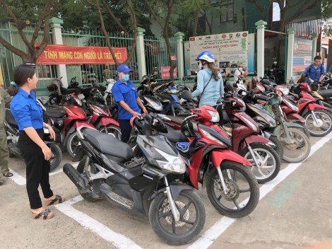 Tham gia giữ gìn trật tự an toàn giao thông trước cổng trường