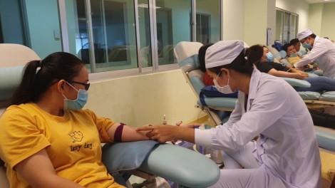 Hơn 100 người tham gia hiến máu