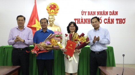 Lãnh đạo TP Cần Thơ trao các quyết định về công tác cán bộ