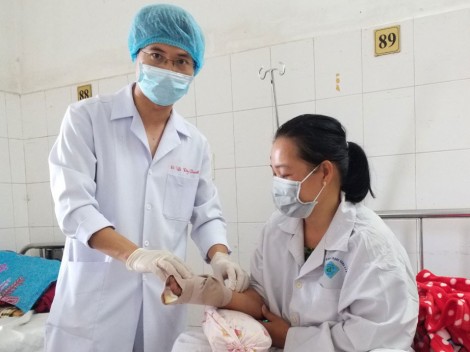 Một phụ nữ bị máy xay cá cuốn nát bàn tay phải