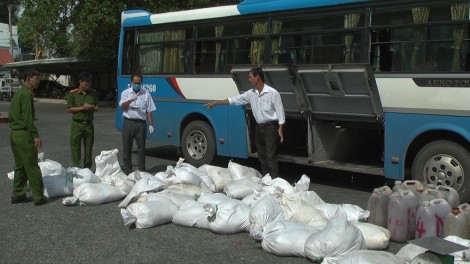 An Giang: Bắt xe khách vận chuyển gần 1,7 tấn huyết heo không rõ nguồn gốc