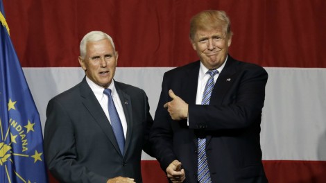 Ông Pence tiến thoái lưỡng nan