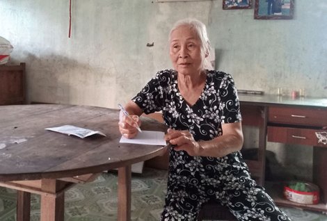 Trao tiền từ thiện
