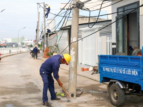 Di dời các cột điện dưới lòng đường tuyến bờ kè Rạch Ngỗng