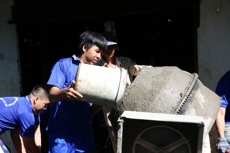 Sinh viên xung kích đảm bảo an toàn giao thông