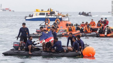 Indonesia điều tra nguyên nhân vụ máy bay rơi
