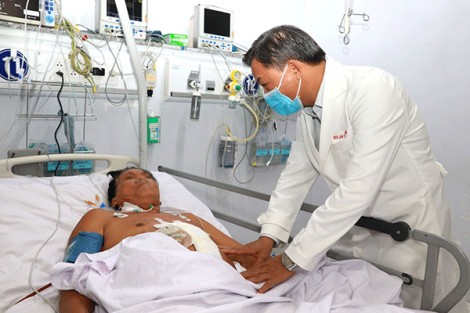 Cứu sống người đàn ông tông vào đuôi xe tải đậu bên lề đường