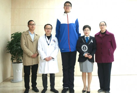 Câu chuyện về cậu bé cao nhất thế giới