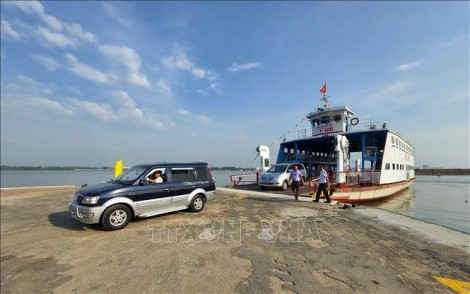 Đưa vào vận hành, khai thác bến phà tạm Rạch Miễu