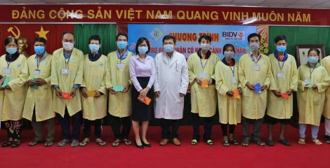 BIDV Cần Thơ trao tặng 100 phần quà cho bệnh nhân có hoàn cảnh khó khăn tại Bệnh viện Đa khoa Trung ương Cần Thơ