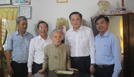 Lãnh đạo thành phố tặng quà Tết

cho các gia đình hoàn cảnh khó khăn