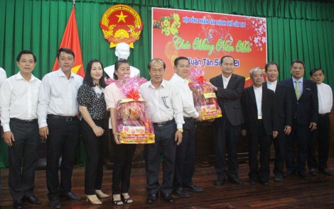 Lãnh đạo thành phố

tiếp đại diện Tòa Giám mục Long Xuyên đến chúc Tết