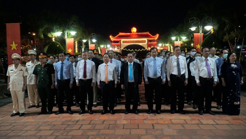 Lãnh đạo thành phố viếng Nghĩa trang liệt sĩ và Tượng đài Bác Hồ