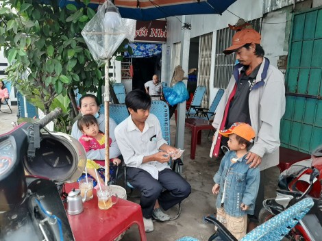 Mồ côi mẹ, theo cha bán vé số