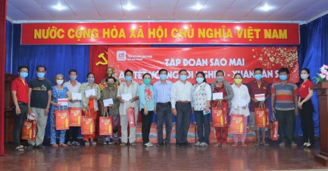 Sao Mai cùng “ăn tết với người nghèo”