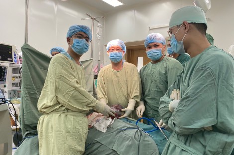 Phẫu thuật cứu bệnh nhân

có khối u buồng trứng lớn