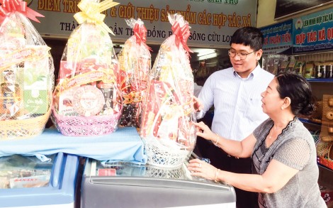 Làm giỏ quà nông đặc sản, phục vụ Tết