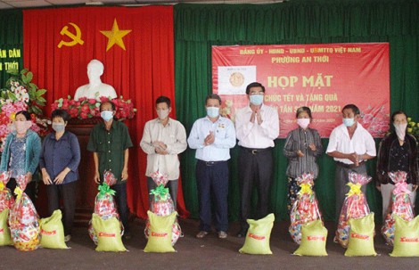 Công ty CP Xây dựng Sóc Trăng trao quà Tết tại quận Bình Thủy