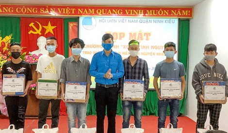 Nhiều hoạt động chăm lo cho thanh thiếu niên vui Tết