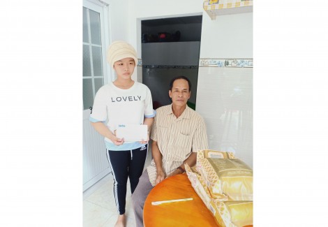 Trao tiền từ thiện