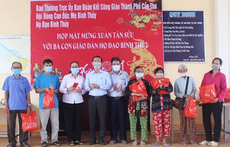 Ủy ban Đoàn kết Công giáo TP Cần Thơ họp mặt, trao quà cho người nghèo