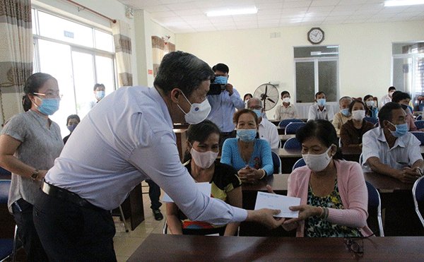 Đồng chí Phạm Văn Hiểu tặng quà Tết cho các hộ nghèo, có hoàn cảnh khó khăn