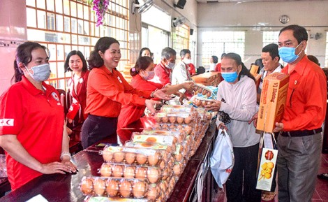 Hội Chữ thập đỏ TP Cần Thơ Vận động nhiều quà tặng các đối tượng vui xuân, đón Tết
