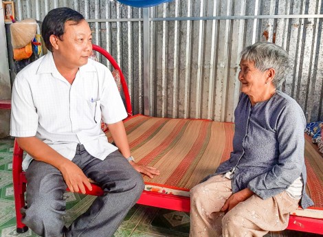 Tận tụy lo việc của dân