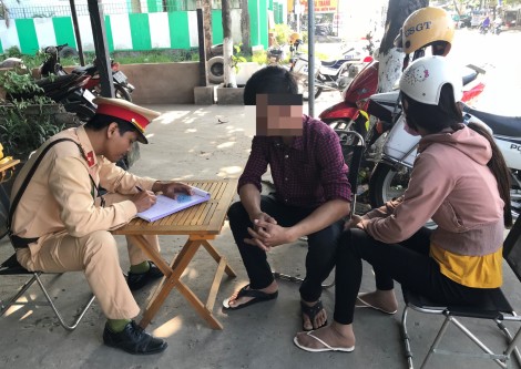 Nguy hiểm khi vừa điều khiển xe vừa sử dụng điện thoại