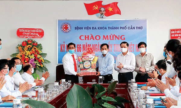 Lãnh đạo thành phố thăm, chúc mừng các bệnh viện nhân Ngày Thầy thuốc Việt Nam