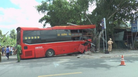 Xe khách lao vào đoàn xe đạp làm 3 người chết, 4 người bị thương