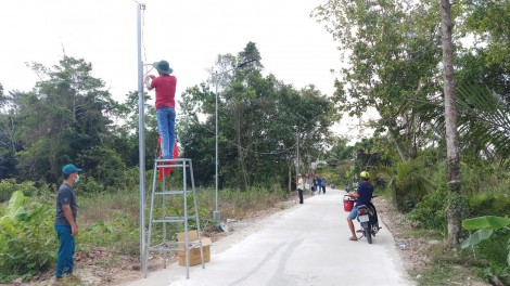 Thắp sáng tuyến đường,

đảm bảo an ninh trật tự