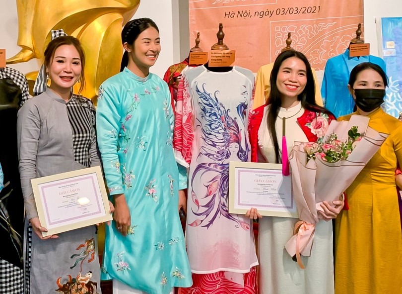 Nhà thiết kế Huệ Thi

hiến tặng áo dài “Đờn ca

tài tử Nam Bộ” đến Bảo tàng Phụ nữ Việt Nam