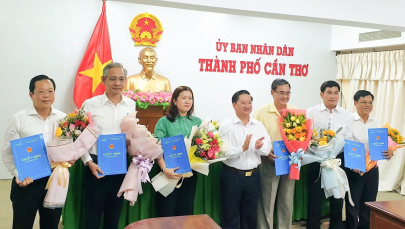 Triển khai quyết định về công tác cán bộ