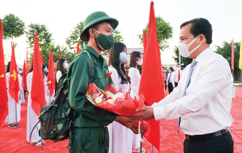 Tổ chức long trọng lễ giao, nhận quân và tiễn 1.702 tân binh nhập ngũ