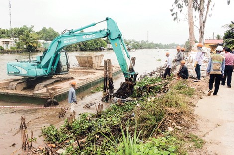 Ðẩy nhanh tiến độ thi công kè chống sạt lở sông Ô Môn và vàm Rạch Tra