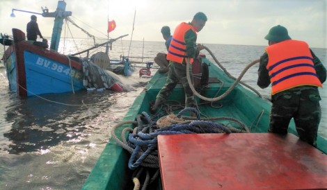 Cà Mau: Kịp thời cứu hộ, đưa tàu cá bị chìm cùng 7 ngư dân vào bờ