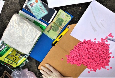 Cà Mau: Bắt quả tang một phụ nữ đang cầm trên tay hơn 1kg ma túy