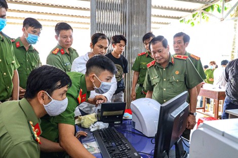 Giám đốc Công an TP Cần Thơ kiểm tra công tác cấp căn cước công dân