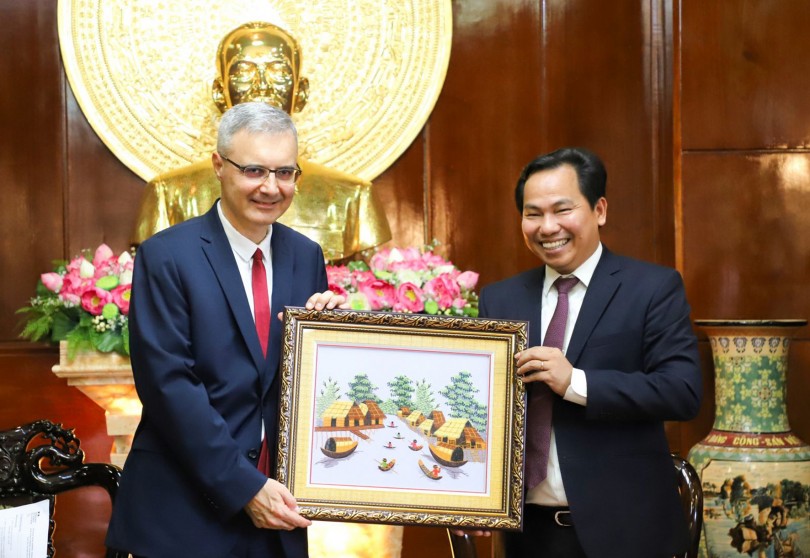 Lãnh đạo thành phố tiếp

Đại sứ Pháp tại Việt Nam
