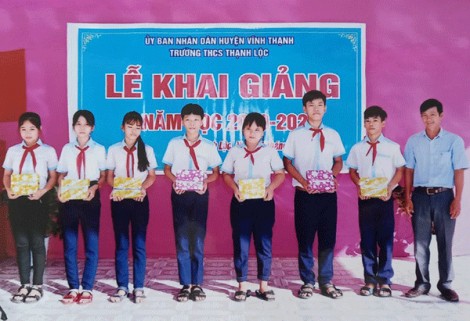 Nâng bước học sinh nghèo đến trường