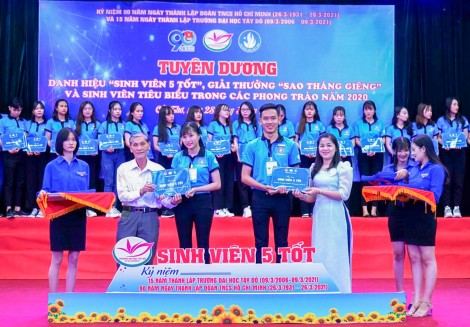 Tuyên dương “Sinh viên 5 tốt” và “Sao Tháng Giêng”