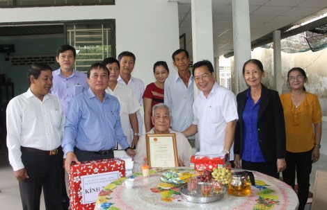 Quan tâm chăm lo người cao tuổi