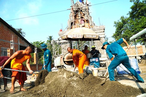 Khoảng 100 cán bộ, chiến sĩ tham gia Tết Quân Dân mừng Chôl Chnăm Thmây