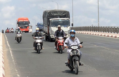 Sớm nâng cấp mặt đường, lắp đặt dải phân cách trên cầu Hưng Lợi