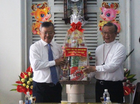 Thăm, chúc mừng

các chức sắc, đồng bào Công giáo và Tin lành

nhân dịp Lễ Phục sinh