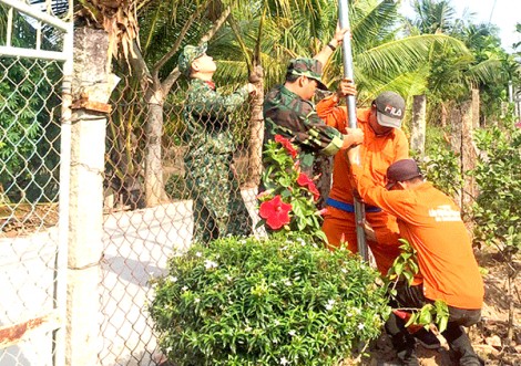 Gắn đèn chiếu sáng tuyến đường dọc rạch Tắc Ông Thục